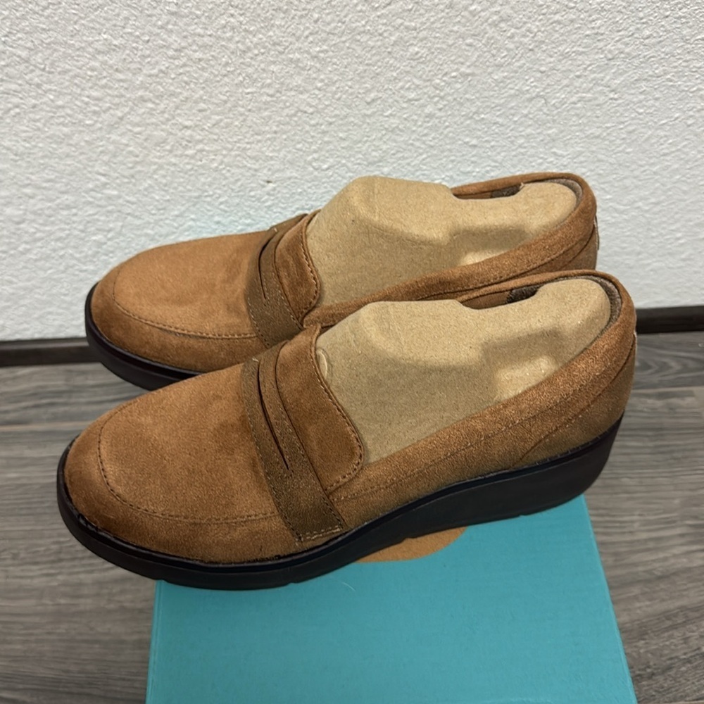 Bzees Fast Track Loafer (WIDE) - Picture 8 of 11